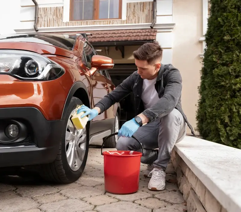 Lavage auto à domicile Cosne-d'Allier : professionnel intervenant sur un véhicule